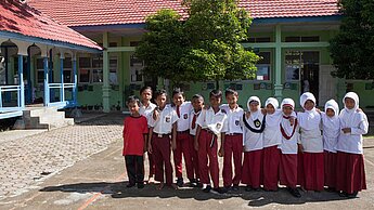 In Aceh baute Plan Schulen, Kindergärten und Wohnhäuser wieder auf, führte Gesundheitsprogramme durch und versorgte die Flut-Opfer mit neuen Trinkwassersystemen.