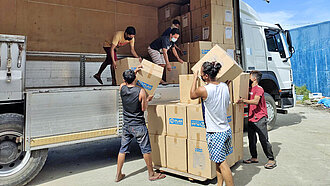 Hilfsgüter werden von Plan in den Philippinen verteilt