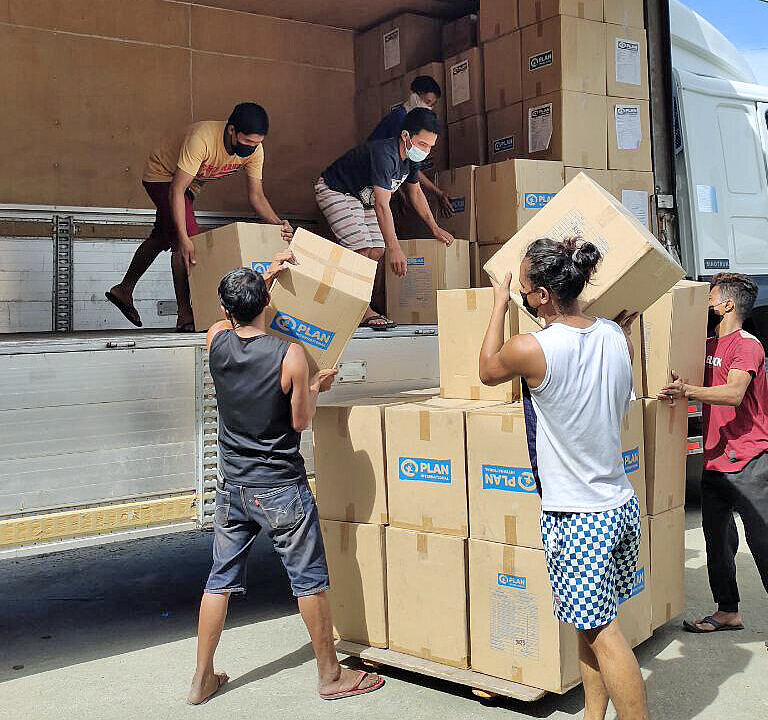 Hilfsgüter werden von Plan in den Philippinen verteilt