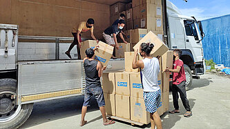 Hilfsgüter werden von Plan in den Philippinen verteilt