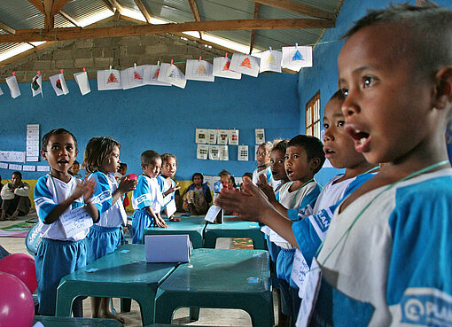 Singende Kinder in einer Schule
