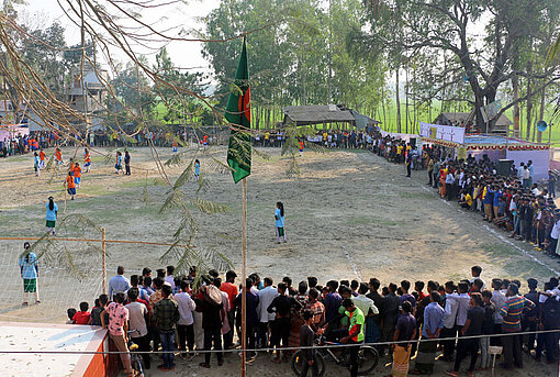 Blick auf einen Fußballplatz in einem Dorf in Bangladesch