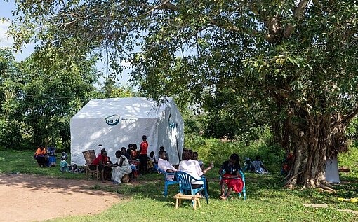 Mit ihrem mobilen Gesundheitszelt besucht Agnes ländliche Gemeinden im Bezirk Lira im Norden Ugandas Mobiles Gesundheitszentrum in Lira