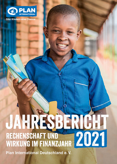 Mädchen mit Schulbüchern in der Hand