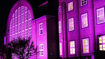 Auch das Holtenhusenbad in Hamburg war am Welt-Mädchentag pink. © Marion Bauer