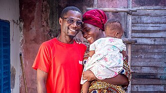 José und Ésperance mit ihrer Tochter im Arm in Benin