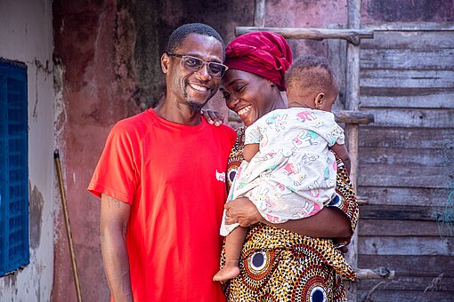 José und Ésperance mit ihrer Tochter im Arm in Benin