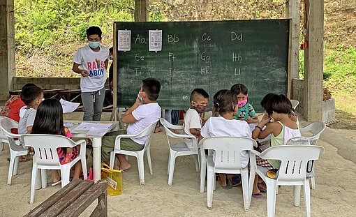 Freiwillige unterstützen die Bildung im sogenannten Lernkiosk