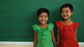 Kinder haben auch ein Recht auf Bildung, wie diese Mädchen in Myanmar.