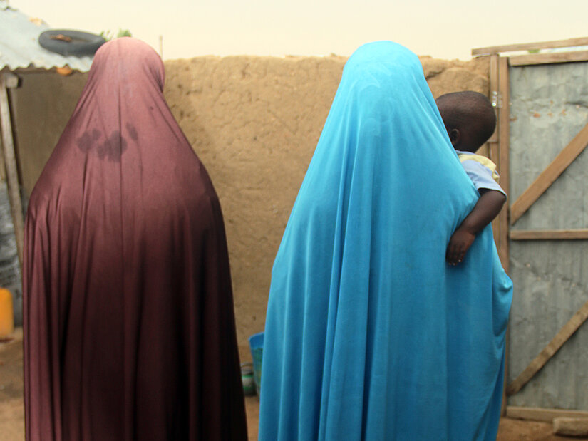 Adaoma (rechts) und ihrer Tochter Naija gelang nach monatelanger Gefangenschaft in einem Lager der Boko Haram die Flucht. © Plan International