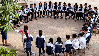 Mädchen und Jungen sprechen in den Jugendclubs über ihre Erfahrungen mit Belästigungen und tauschen ihre Ideen aus, um Hanoi sicherer zu machen. © Plan International / Nic Kinloch