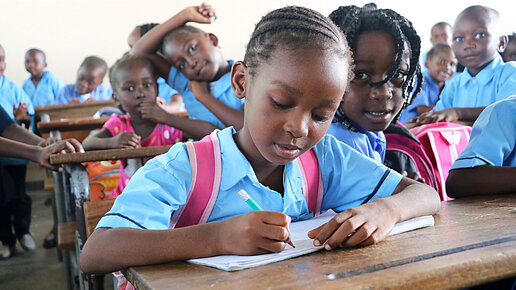 Schultische für neue Klassenzimmer in Uganda
