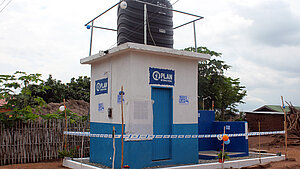 Wasserstation mit Wassertank von Plan International in Ghana zur Versorgung mit sauberem Trinkwasser