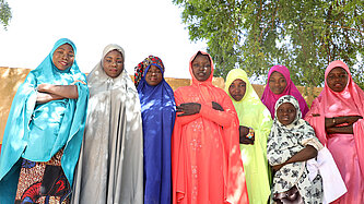 Eine Gruppe Mädchen steht nebeneinander, die Arme sind verschränkt