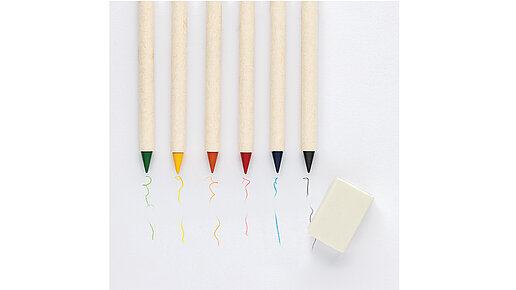 Sechs Buntstifte mit Schreibprobe nebeneinander