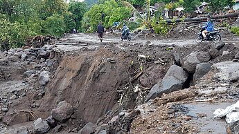 Zyklon Seroja hat ganze Straßen zerstört und geflutet. ©Plan International
