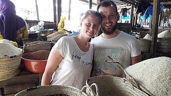 Lena und Dieter Mevissen besuchen ihre Patenkinder Rehema und Clement Lena und Dieter Mevissen besuchen ihre Patenkinder