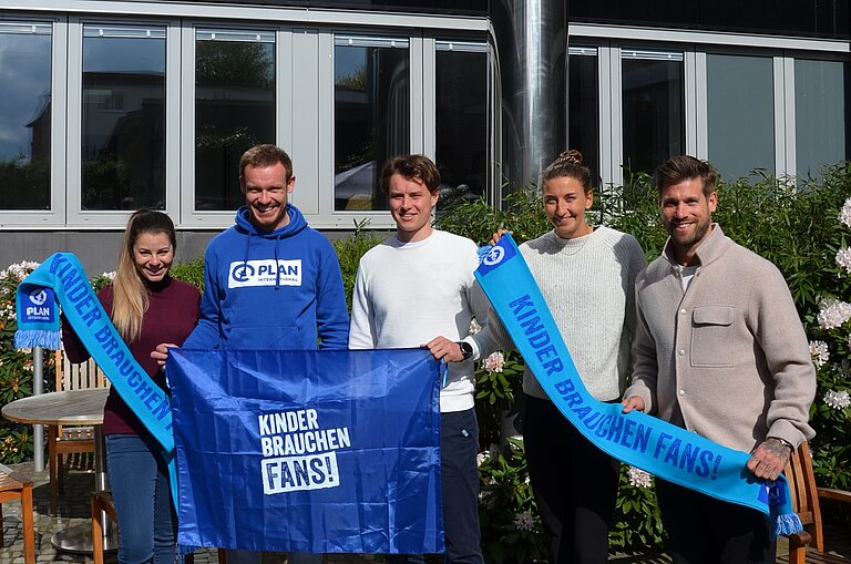 Gruppenbild der "Kinder brauchen Fans!"-Botschafter:innen Lisa und Felix Loch, Linus Klasen, Christina Hering und Jan Möller