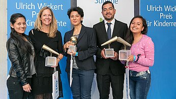 Die Sieger des Ulrich Wickert Preises für Kinderrechte 2015 (vlnr.): Jenny Carrera, Dr. Nicola Albrecht, Golineh Atai, Sigfredo Ramírezund Jessica Acosta. ©Michael Fahrig