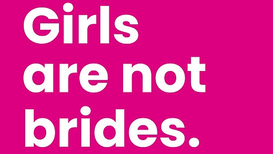 Pinke Grafik von Plan International zum Welt-Mädchentag. In weißen Buchstaben steht: ‚Girls are not brides.‘ Rechts daneben eine blaue Illustration einer lächelnden jungen Frau mit lockigem Haar. Unten das Logo vom Welt-Mädchentag mit Plan International.