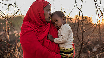 Faadumo hält ihre dreijährige Tochter Amal auf dem Arm