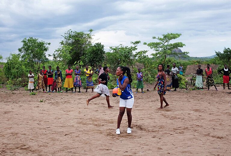 Eine Jugendgruppe spielt Fußball