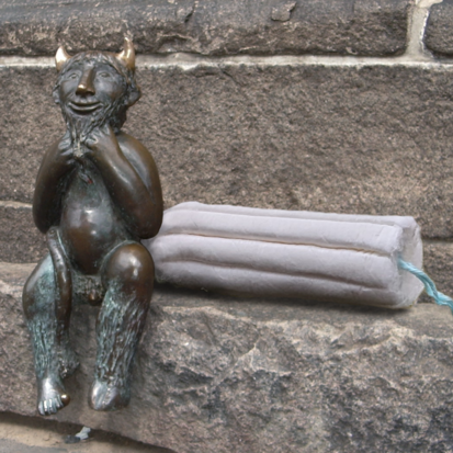 Neben der kleinen Teufelstatue in Lübeck liegt ein riesiger Tampon