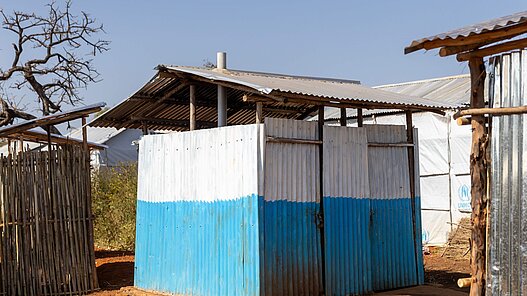 Ein Duschblock umringt von anderen sanitären Einrichtungen