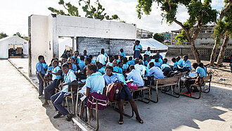 Zyklon Idai hat auch viele Schulen zerstört. In der Provinz Sofala, Mosambik, unterstützt Plan deshalb mit der Partnerorganisation Mahlaha 16 Grundschulen beim Wiederaufbau. © Plan International / Jesper Milner Henriksen