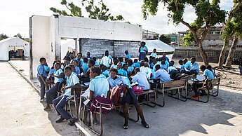 Zyklon Idai hat auch viele Schulen zerstört. In der Provinz Sofala, Mosambik, unterstützt Plan deshalb mit der Partnerorganisation Mahlaha 16 Grundschulen beim Wiederaufbau. © Plan International / Jesper Milner Henriksen