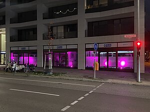 Das Berliner Plan-Büro ist im Dunkeln anlässlich des Weltmädchentages pink beleuchtet.