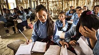 Die sechzehnjährige Amrita aus Nepal möchte Lehrerin werden. Um ihren Traum zu verwirklichen, ist sie sogar dazu bereit, sich gegen ihre Eltern aufzulehnen.