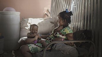 Teenagerschwangerschaften zählen zu den häufigsten Todesursachen für Mädchen zwischen 15 und 19 Jahren. © Pieter ten Hoopen / Plan International / UNFPA Teenagerschwangerschaften zählen zu den häufigsten Todesursachen für Mädchen zwischen 15 und 19 Jahren. © Pieter ten Hoopen / Plan International / UNFPA