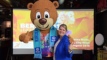 Berlino, das Maskottchen der Leichtathletik-EM Berlin 2018, trägt den "Kinder brauchen Fans"-Schal von Plan. ©City-Press