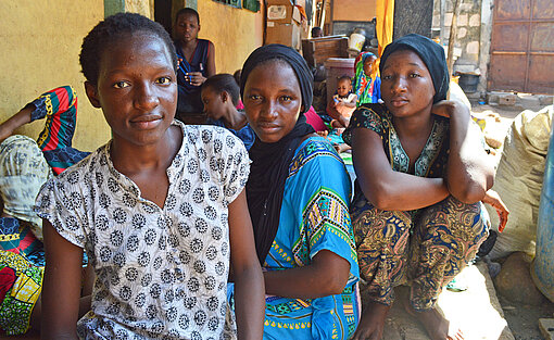 Koumba und Fatouma, zusammen mit ihrer Mutter.