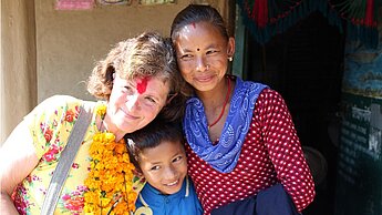 Annegret Malinowski mit ihrem Patenkind Tejraj und seiner Mutter Annegret Malinowski mit ihrem Patenkind Tejraj und seiner Mutter