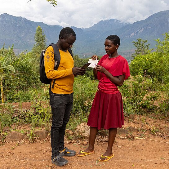 Liness und ein Mitforschender halten in ihrer Gemeinde die Stellung