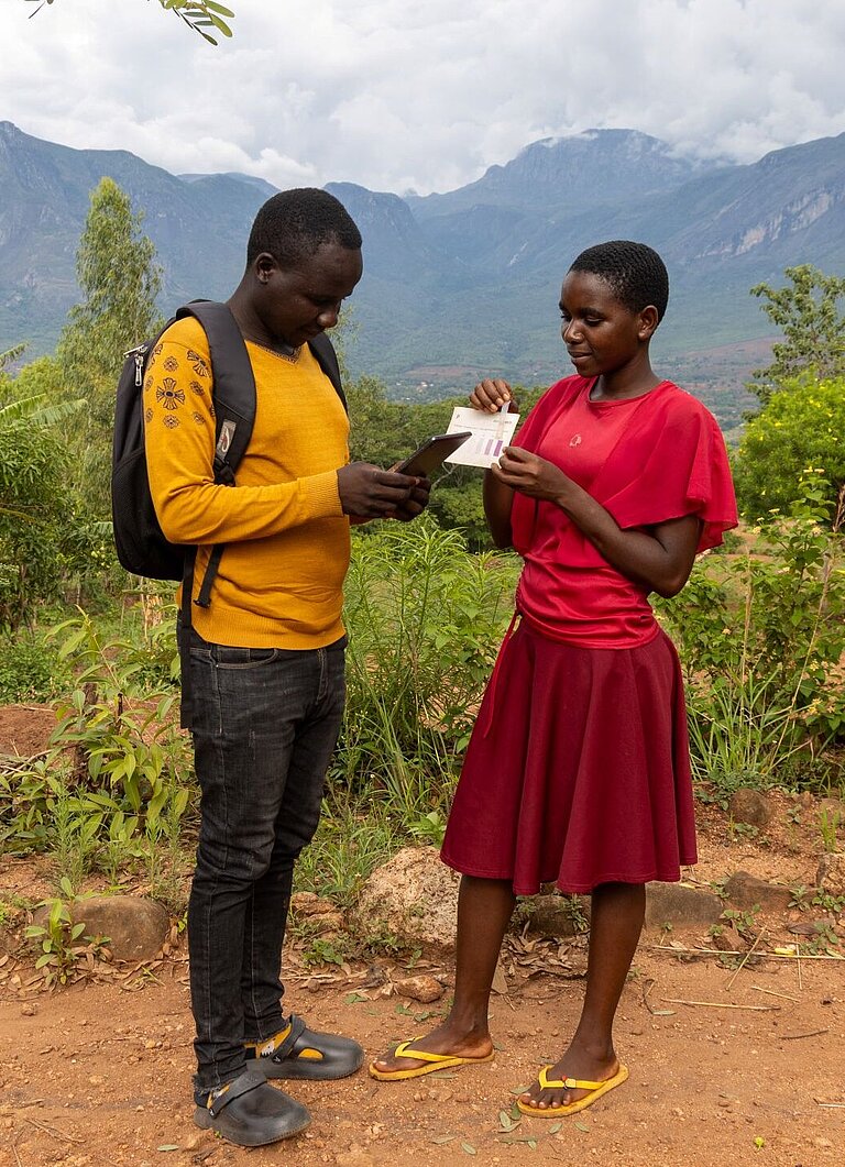 Liness und ein Mitforschender halten in ihrer Gemeinde die Stellung