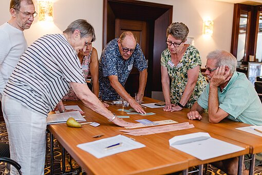 Workshop-Teilnehmende puzzeln gemeinsam an einem Plan-Projekt beim Stiftungstreffen 2026