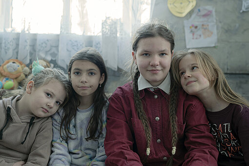 Vier Mädchen in einer Geflüchteteneinrichtung in der Ukraine