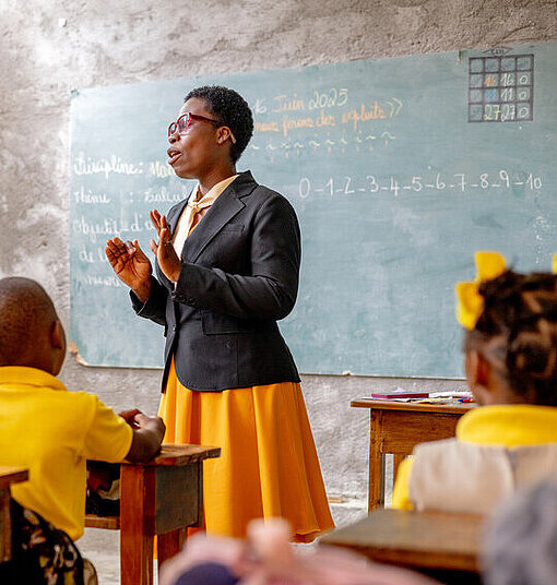 Rose unterrichtet ihre Grundschulklasse Eine Lehrerin unterrichtet ihre Grundschulklasse