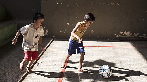 Zwei Jungen spielen Fußball