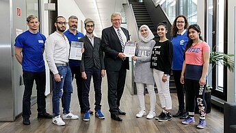 Staatssekretär Ralf Kleindiek vom Bundesfamilienministerium mit den Jugendlichen Tarek, Yahia, Yamama, Yara und Evana sowie Katharina Küsters, Robert Jesse und Niklas Nal von Plan International Deutschland. © Michael Fahrig