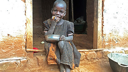 Esther isst zum Frühstück, Mittag- und Abendessen Maiskolben. Die stark einseitige Ernährung beeinflusst ihre Entwicklung und kann lebensbedrohlich sein. © Plan International