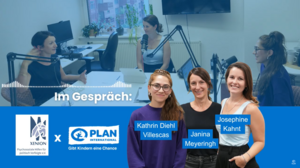 Drei Frauen sitzen in einem modernen Büro mit Mikrofonen vor sich. Kathrin Diehl Villescas (links), Janina Meyeringh (mitte) und Josephine Kahnt (rechts) sind in einem Podcaststudio, das mit einem Bildschirm und technischer Ausrüstung ausgestattet ist.