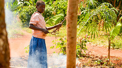 Viele Familien, haben nicht genug essen, sodass Kinder häufig zu schwach sind, um die Schule zu besuchen, wie beispielsweise hier in Uganda.