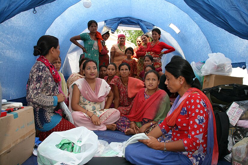 Hier gibt es Medikamente und medizinische Hilfe: Frauen in einem Zelt für ärztliche Versorgung