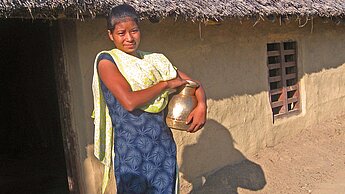 Bishnu Chaudhary beim Wasserholen © Plan Bishnu Chaudhary beim Wasserholen © Plan