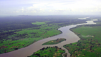 Blick aus dem Flugzeug auf einen breiten Fluss, den Nil in Sudan