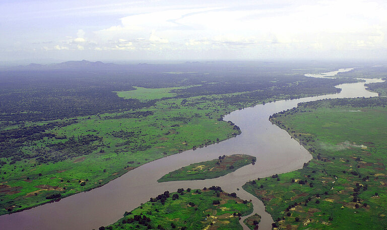 Blick aus dem Flugzeug auf einen breiten Fluss, den Nil in Sudan
